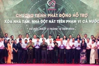 Thủ tướng Phạm Minh Chính với các đại diện các tổ chức, doanh nghiệp hỗ trợ kinh phí xóa nhà tạm, nhà dột nát.