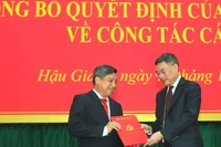 Đồng chí Lê Minh Hưng trao Quyết định cho đồng chí Đồng Văn Thanh.