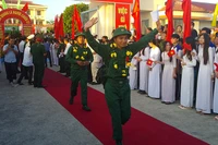 Thanh niên Hậu Giang hăng hái lên đường nhập ngũ.