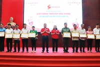 Tặng bằng khen của Chủ tịch UBND tỉnh cho các cá nhân có thành tích xuất sắc trong phong trào hiến máu tình nguyện.