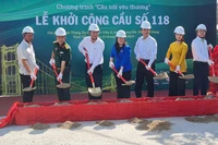 Thực hiện nghi thức khởi công cầu Kênh Trực Thăng.