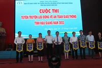 Tặng Cờ lưu niệm cho các đội tham gia.
