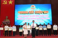 Ông Võ Văn Trung, Chủ tịch Hội nông dân tỉnh Hậu Giang trao giải Nhất cho thí sinh Huỳnh Thị Kim Nga.