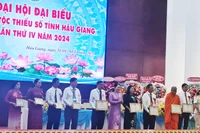 Tặng Bằng khen, Kỷ niệm chương của Bộ trưởng, Chủ nhiệm Ủy ban Dân tộc cho 1 tập thể và các cá nhân