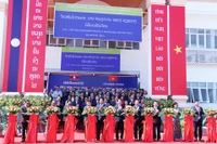 Các đại biểu cắt băng khánh thành Bệnh viện Hữu nghị Lào-Việt Nam tỉnh Xiengkhouang. (Ảnh: Trịnh Dũng)