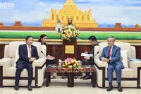 Đại sứ Nguyễn Bá Hùng và Trưởng Ban Đối ngoại Trung ương Đảng Nhân dân Cách mạng Lào Thongsavanh Phomvihane. (Ảnh: Trịnh Dũng)