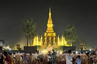 Khu vực Chùa Thạt Luổng được trang hoàng rực rỡ trước lễ hội. (Ảnh: Trịnh Dũng)