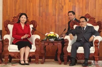 Phó Tổng Kiếm toán nhà nước Việt Nam Hà Thị Mỹ Dung (trái) và Chủ tịch Cơ quan Kiểm toán nhà nước Lào Viengthavisone Thepphachanh. (Ảnh: Hải Tiến)