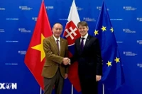 Đại sứ Việt Nam tại Slovakia Phạm Trường Giang và Thứ trưởng Thứ nhất phụ trách chính trị Bộ Ngoại giao và các vấn đề châu Âu của Slovakia Marek Estok. Ảnh: TTXVN 