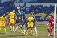 Pha tranh bóng tại trận đấu vòng 16, Đông Á Thanh Hóa (áo vàng) hòa Hoàng Anh Gia Lai 2-2. (Ảnh: VPF)