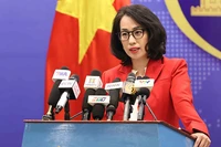 Người phát ngôn Bộ Ngoại giao Phạm Thu Hằng chủ trì họp báo. (Ảnh: TTXVN)
