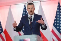 Bộ trưởng Quốc phòng Mỹ Pete Hegseth phát biểu trong cuộc họp báo tại Ba Lan, ngày 14/2/2025. (Ảnh: PAP/TTXVN)