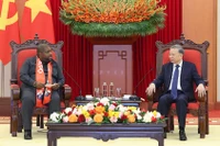 Tổng Bí thư Tô Lâm tiếp Tổng Thư ký Đảng Mặt trận giải phóng Mozambique (FRELIMO) Chakil Felizardo Aboobacar. (Ảnh: TTXVN)