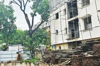 Trường tiểu học Phương Liên (quận Đống Đa, Hà Nội) được mở rộng thêm 500 m2 trên diện tích được thu hồi từ dự án trụ sở giao dịch và khách sạn tại khu đất số 6 phố Đào Duy Anh chậm triển khai.