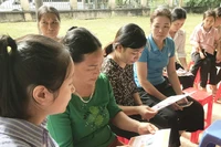 Cán bộ Trạm Y tế xã Sơn Phú (huyện Na Hang, tỉnh Tuyên Quang) tuyên truyền về dinh dưỡng và Tuần lễ làm mẹ an toàn cho người dân.