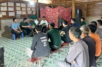 Cán bộ, chiến sĩ Đồn Biên phòng cùng cán bộ xã Nậm Kè vận động người dân bản Huổi Khon 2 hưởng ứng phong trào thi đua “Không cho đất nghỉ” do Huyện ủy Mường Nhé phát động.