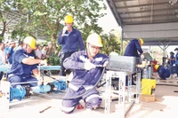 Công nhân ngành cấp nước thành phố tham gia Hội thi Bàn tay vàng.