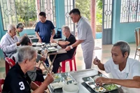 Bữa ăn tại Nhà dưỡng lão Đức Thọ (Sóc Trăng). (Ảnh: DƯƠNG GIANG)