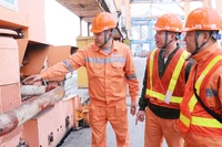 Người lao động Chi nhánh cảng Tân Vũ (Công ty cổ phần Cảng Hải Phòng) trong giờ làm việc. (Ảnh: MINH THẮNG)