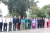 Đoàn đại biểu Ủy ban Mặt trận Tổ quốc Việt Nam thành phố Hà Nội dâng hoa tại Tượng đài Bác Hồ - Bác Tôn