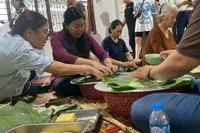 Nhà chùa cùng phật tử tổ chức gói bánh chưng tại chùa Đình Quán, phường Phúc Diễn, quận Bắc Từ Liêm (Hà Nội) 