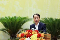 Giám đốc Sở Nội vụ Hà Nội Trần Đình Cảnh làm rõ các nội dung đại biểu Hội đồng nhân dân thành phố quan tâm.
