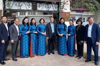 Đoàn công tác chụp hình lưu niệm với Đại sứ Nguyễn Huy Dũng tại Đại sứ quán Việt Nam ở Cairo.