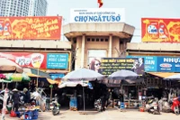 Chợ Ngã Tư Sở (quận Ðống Ða) xuống cấp đã nhiều năm nhưng vẫn chưa được xây dựng lại.