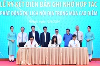 Lễ ký kết bản ghi nhớ hợp tác, phát động du lịch nội địa mùa cao điểm giữa Vietnam Airlines. thành phố Đà Nẵng và tỉnh Khánh Hòa. (Ảnh THỦY NGUYÊN)