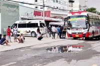 Một xe khách đón khách trái quy định trên đường Kha Vạn Cân (phường Hiệp Bình Chánh, thành phố Thủ Ðức).