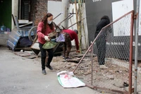 Người dân tại khu vực phường Vĩnh Phúc, quận Ba Ðình (Hà Nội) ra quân tổng vệ sinh môi trường, cải thiện cảnh quan chuẩn bị đón Tết Nguyên đán. (Ảnh ÁNH DƯƠNG)