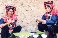 Ngày Tết, bà con Hà Nhì làm bánh dày để cúng tổ tiên, tiếp đãi khách.