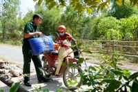 Cán bộ, chiến sĩ Ðồn Biên phòng cửa khẩu quốc tế Dinh Bà giúp người dân trong cuộc sống hằng ngày. 