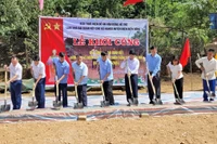 Các đồng chí lãnh đạo tỉnh Ðiện Biên và huyện Ðiện Biên Ðông dự lễ khởi công làm nhà cho người nghèo.