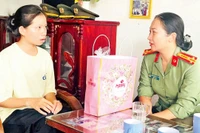 Các “mẹ đỡ đầu” của Công an tỉnh thăm con Nguyễn Ngọc Minh Thư.