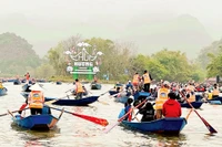 Du khách trảy hội chùa Hương xuân Giáp Thìn.