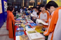 Các bạn đọc trẻ tham quan, tìm đọc những tác phẩm đoạt Giải thưởng Sách quốc gia năm 2022.