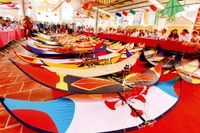 Làm lễ trình diều tại miếu Châu Trần trước khi tranh tài.