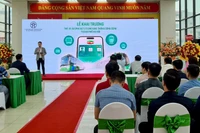 Hà Nội triển khai thẻ vé ảo, khách hàng ở nhà có thể mua vé tháng đi xe buýt.