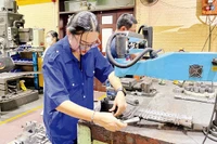 Sản xuất thiết bị cơ khí chính xác tại Công ty TNHH Cơ khí-Thương mại Nhật Long, thành phố Thủ Ðức. (Ảnh CTV)