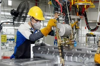 Công nhân Nhà máy sản xuất, lắp ráp ô-tô Hyundai Thành Công (Ninh Bình) vận hành dây chuyền lắp ráp, sản xuất sản phẩm ô-tô Hyundai. (Ảnh Anh An)