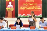 Lãnh đạo tỉnh Vĩnh Phúc dự hội nghị bàn về phát triển kinh tế, xây dựng làng văn hóa kiểu mẫu của Chi bộ thôn Ðông, xã Phú Ða, huyện Vĩnh Tường.
