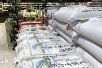 Gạo Nhật Bản được bày bán tại siêu thị. (Ảnh: Kyodo/TTXVN)