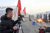 Phóng viên Báo Nhân Dân tác nghiệp tại các vùng chịu ảnh hưởng bởi động đất ở Thổ Nhĩ Kỳ. (Ảnh THÀNH ĐẠT)