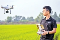 Nguyễn Văn Thiên Vũ với khát vọng ứng dụng công nghệ máy bay không người lái vào nông nghiệp.