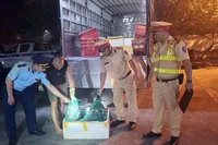 Lực lượng chức năng tỉnh Quảng Ninh phát hiện, bắt giữ vụ vận chuyển thực phẩm không rõ nguồn gốc.
