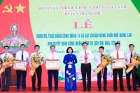 Phó Bí thư Thường trực Thành ủy Hà Nội Nguyễn Thị Tuyến trao Bằng công nhận xã đạt chuẩn nông thôn mới nâng cao cho các xã của huyện Thanh Trì.