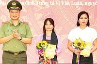 Giám đốc Công an tỉnh Thanh Hóa trao quà tặng cho thân nhân các liệt sĩ hy sinh trong đấu tranh với tội phạm ma túy.