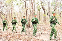 Vượt qua điều kiện khắc nghiệt ở khu vực biên giới, cán bộ, chiến sĩ Bộ đội Biên phòng Đắk Lắk luôn hoàn thành nhiệm vụ mà Đảng, Nhà nước và nhân dân giao phó. (Ảnh TTXVN)