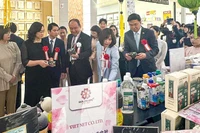 Các đại biểu tham quan gian hàng tại Tuần hàng Việt Nam ở Aeon Nhật Bản. (Ảnh HÀ MY)